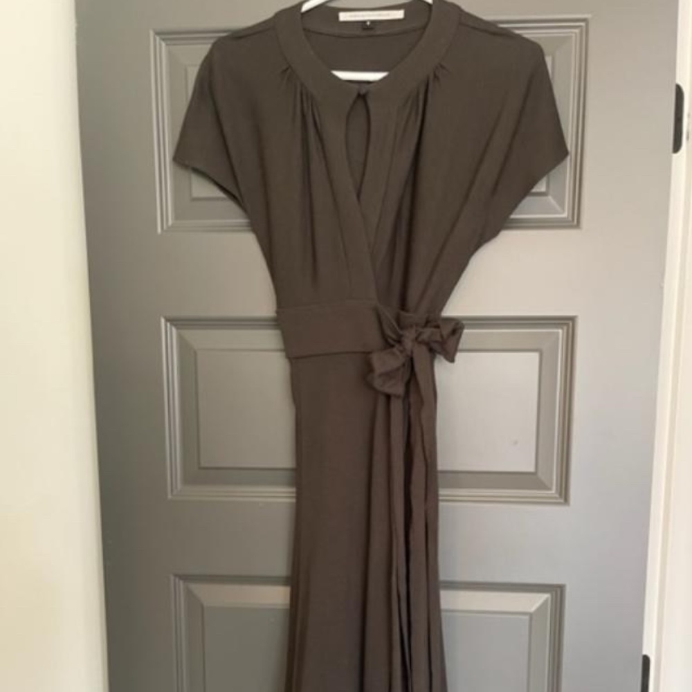 DIANE VON FURSTENBERG Timeless Wrap Dress Size 8 in Quality Lightweight Wool